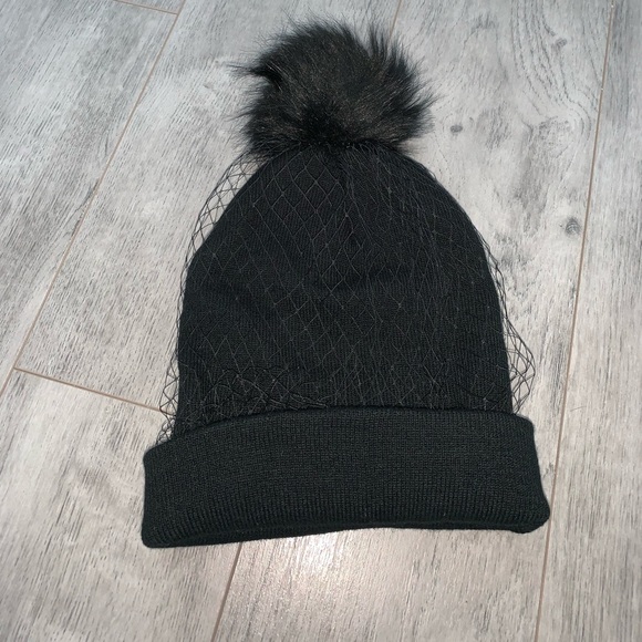 Black beanie hat with birdcage veil - Picture 3 of 6